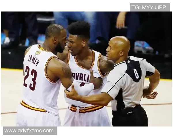 成都篮球队配合问题引发热议球迷与专家各执己见探讨战术调整